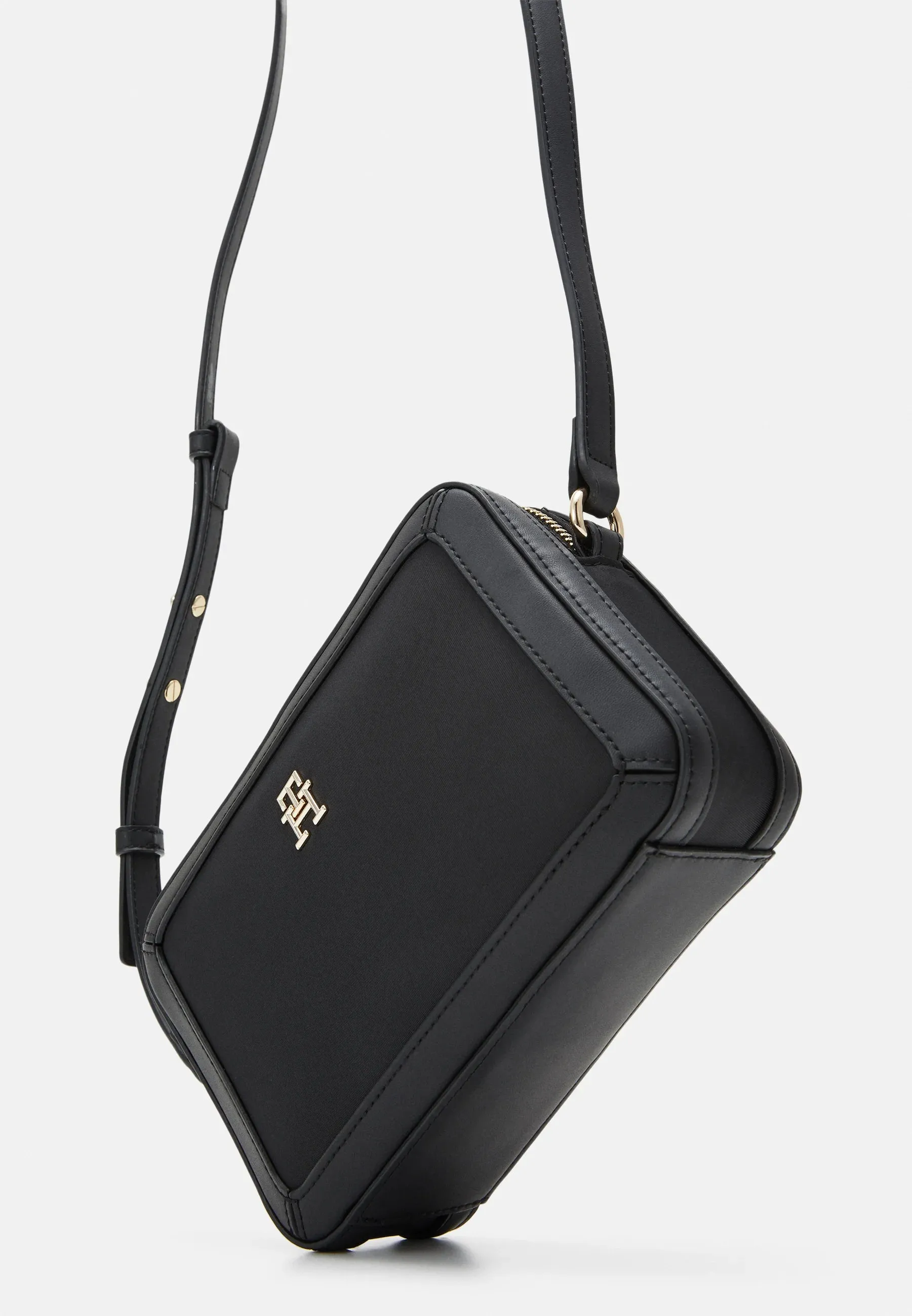 Black essential flap crossover bag