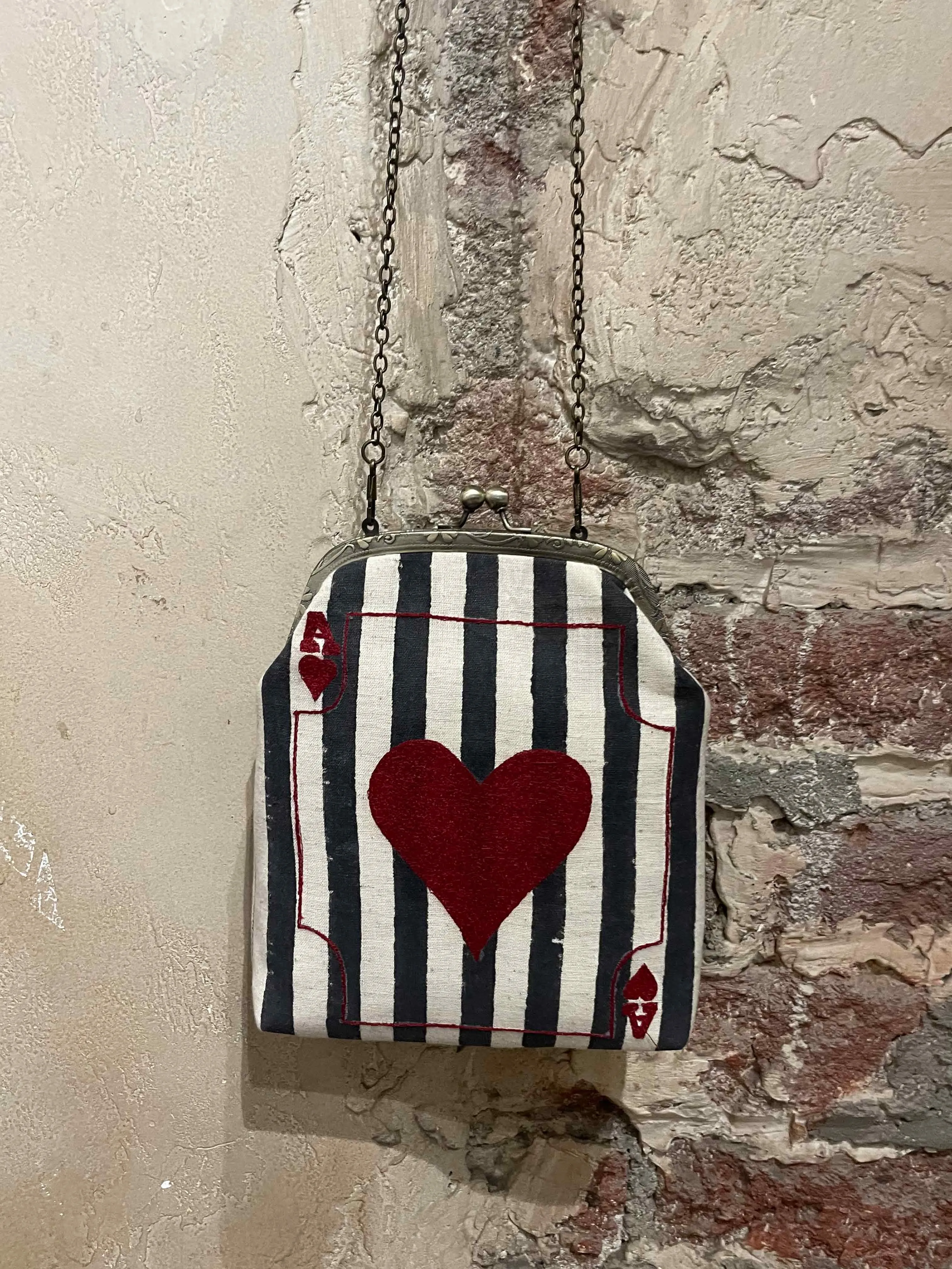 Heart Black STR Clutch