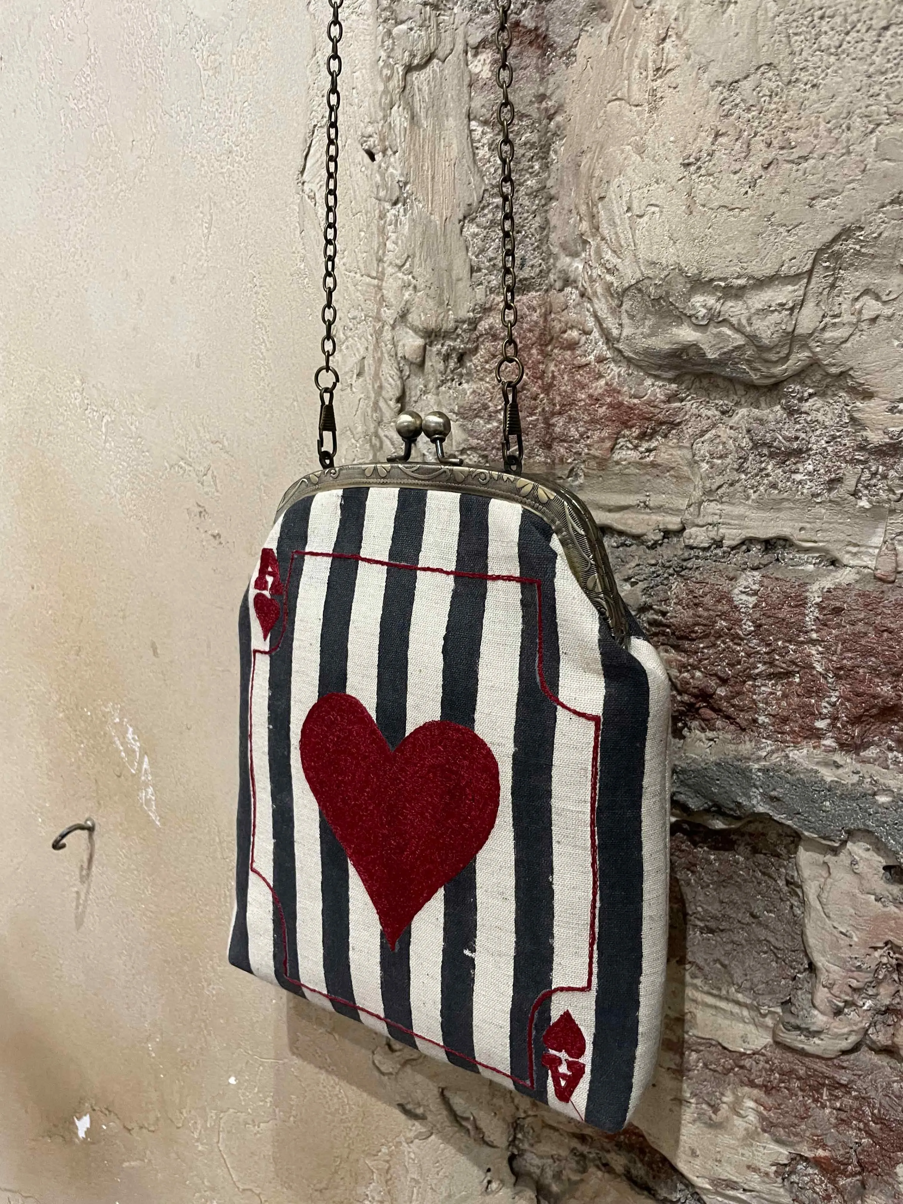 Heart Black STR Clutch